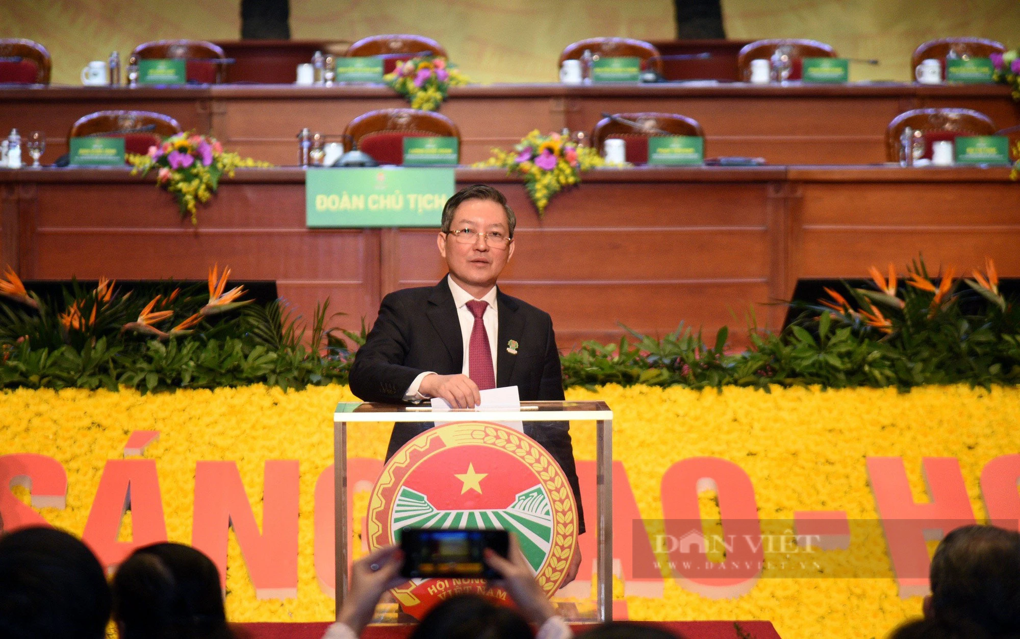 Hình ảnh bỏ phiếu bầu Ban Chấp hành Trung ương Hội Nông dân Việt Nam khóa VIII- Ảnh 2.