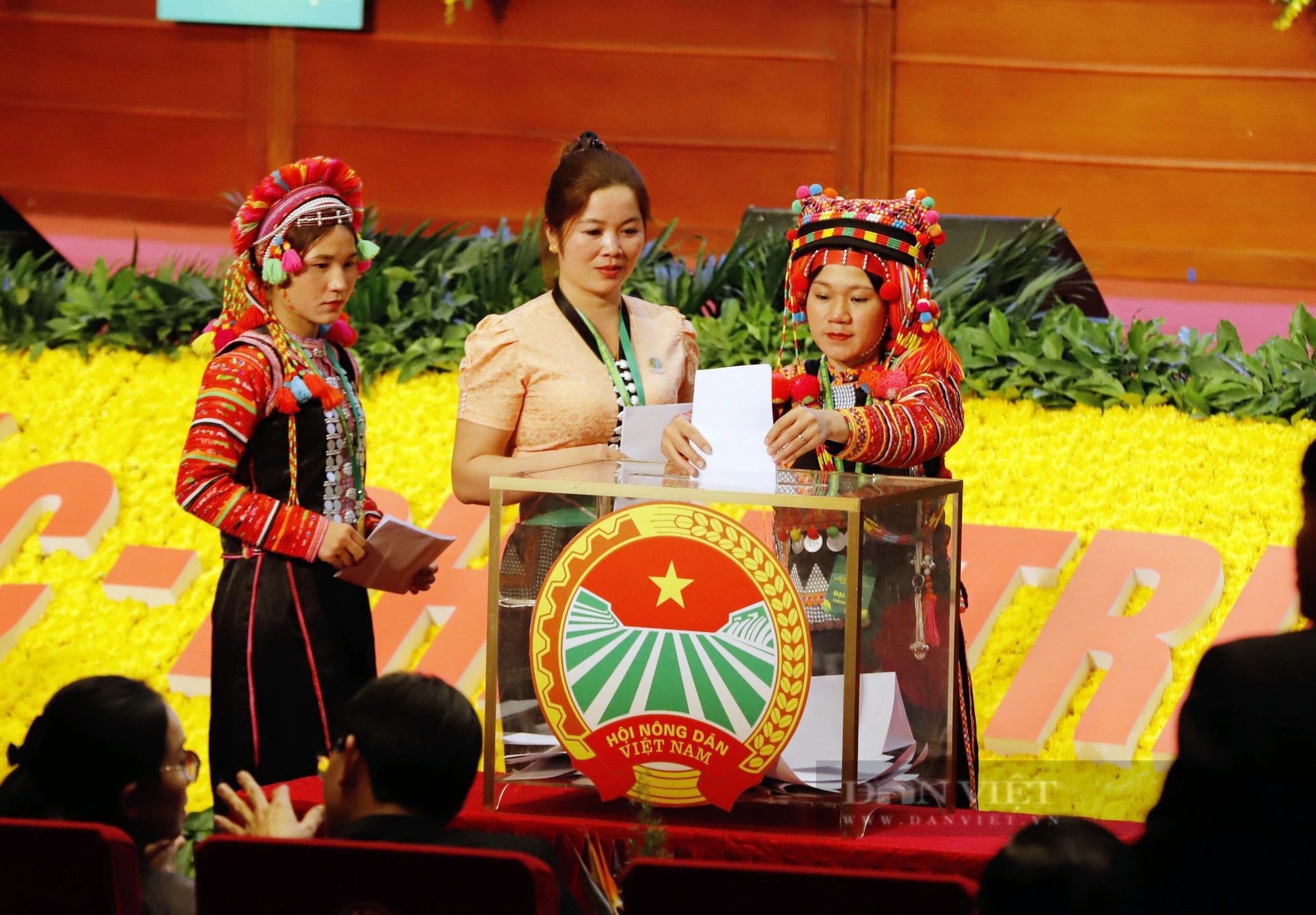 Hình ảnh bỏ phiếu bầu Ban Chấp hành Trung ương Hội Nông dân Việt Nam khóa VIII- Ảnh 4.