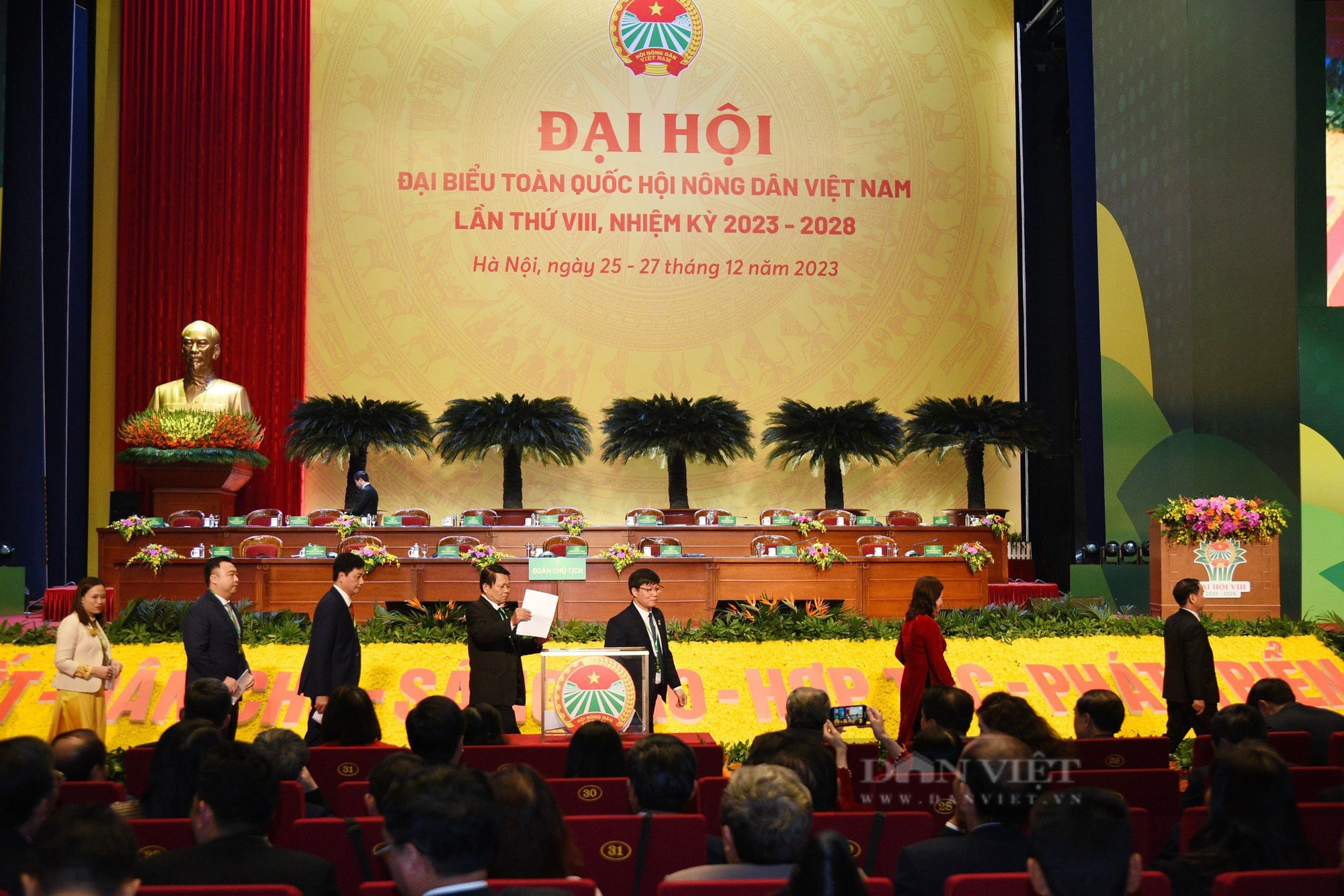 Hình ảnh bỏ phiếu bầu Ban Chấp hành Trung ương Hội Nông dân Việt Nam khóa VIII- Ảnh 5.