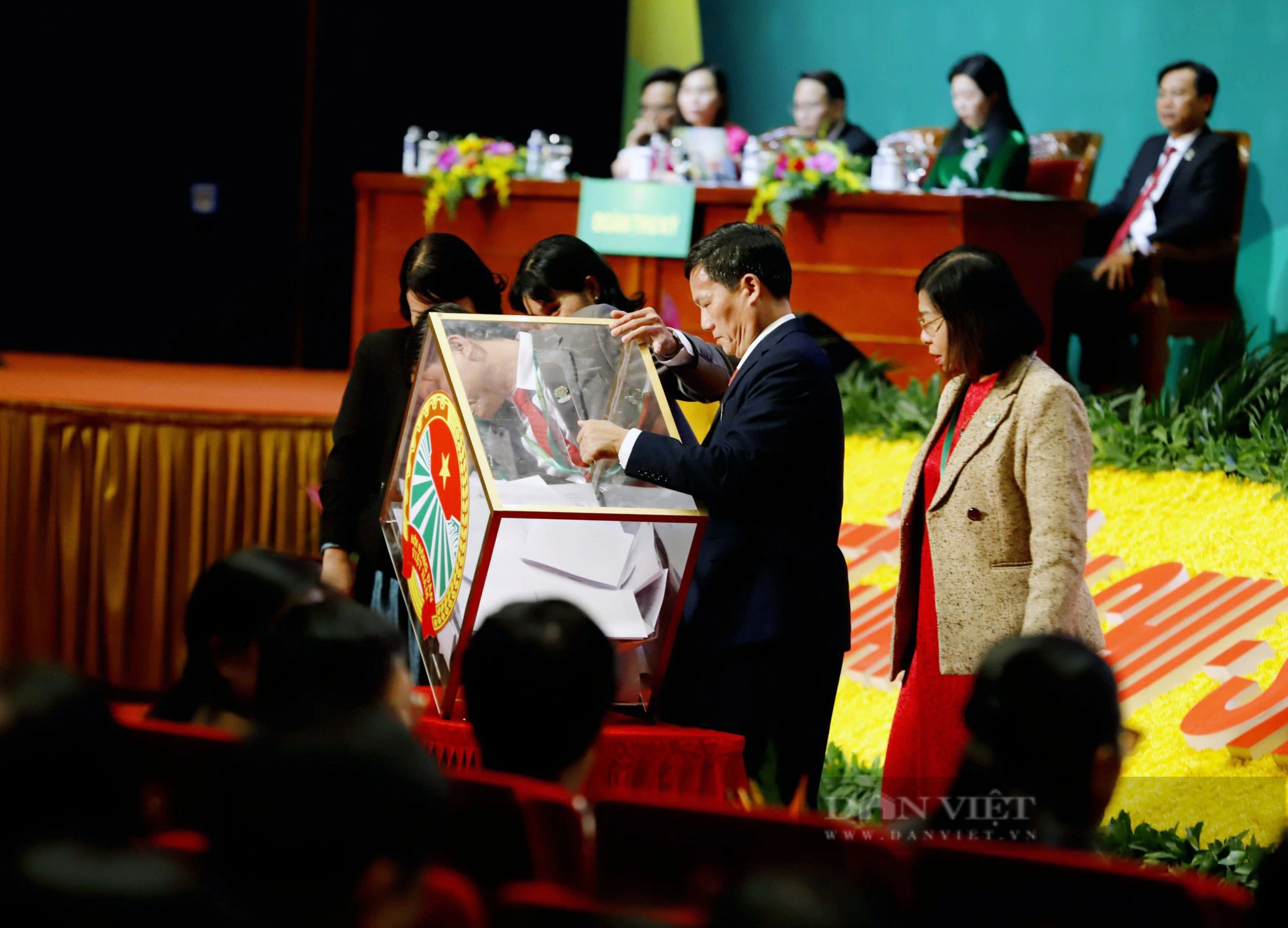 Hình ảnh bỏ phiếu bầu Ban Chấp hành Trung ương Hội Nông dân Việt Nam khóa VIII- Ảnh 8.