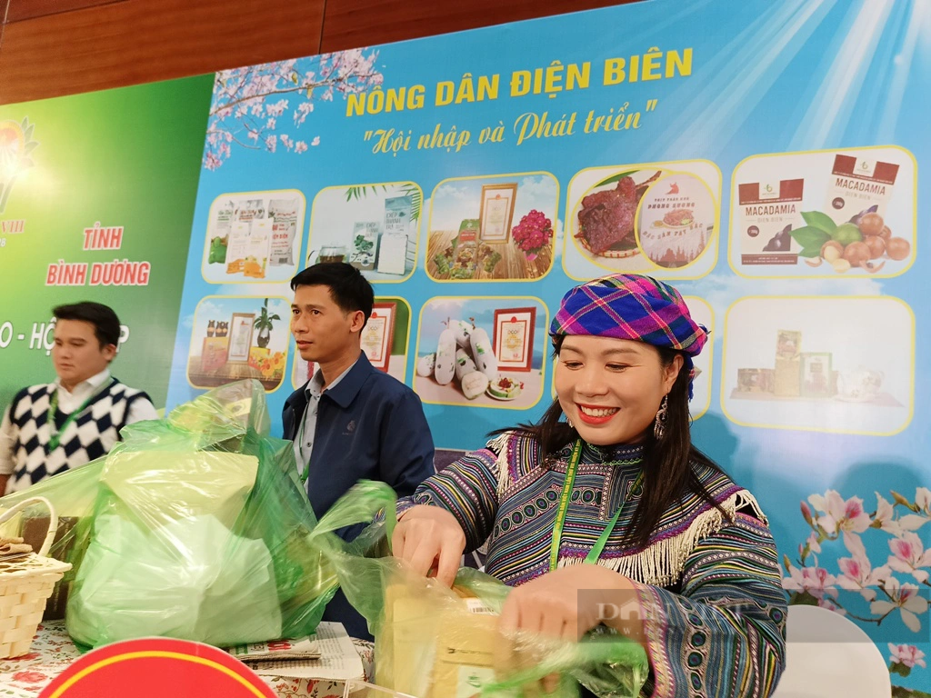 Đại biểu thích thú thưởng thức nông đặc sản, trải nghiệm &quot;mua hàng số&quot; tại Đại Hội đại biểu toàn quốc Hội NDVN - Ảnh 8.