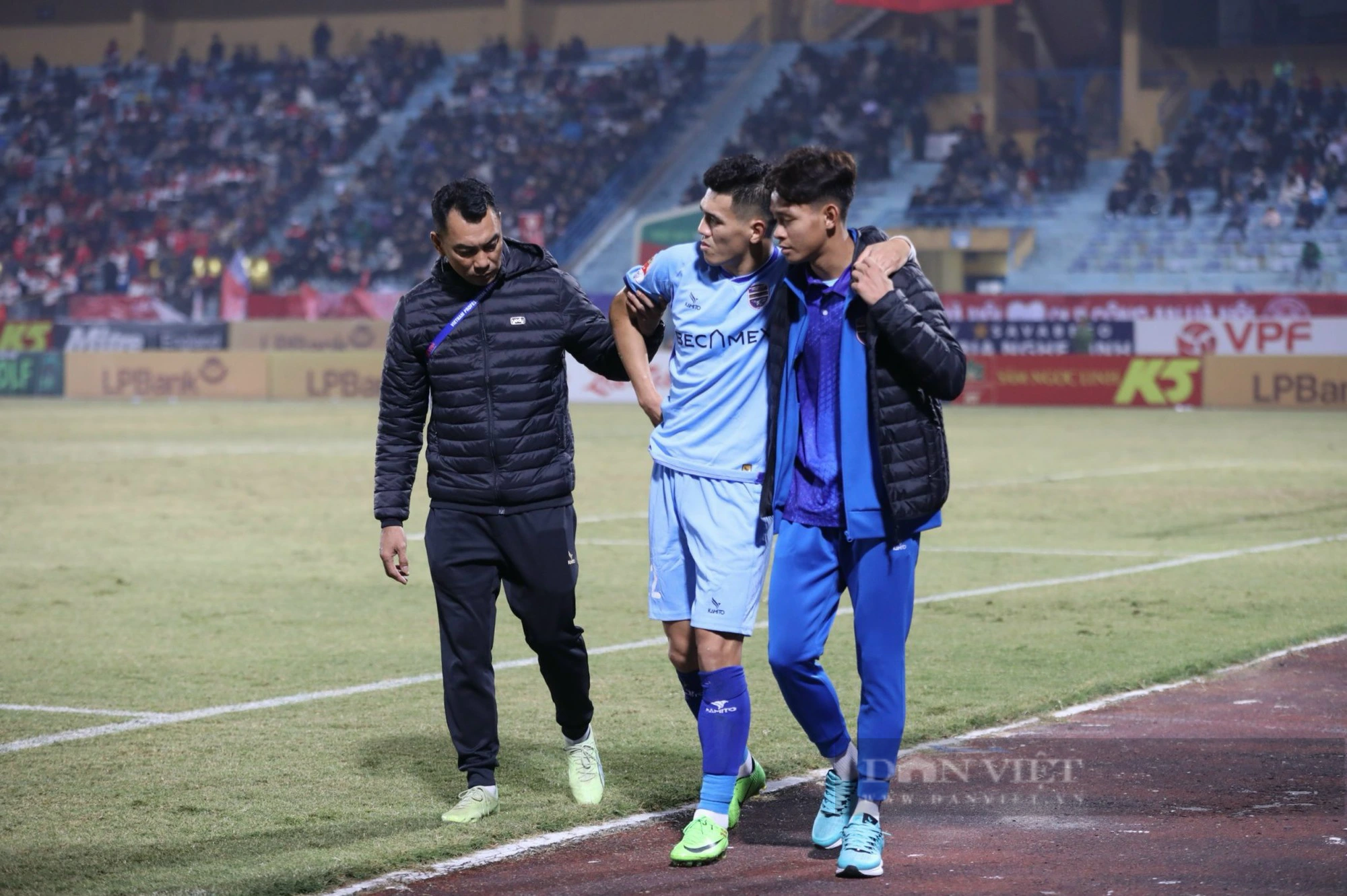 Tiến Linh dính chấn thương phải rời sân trong trận đấu với CAHN - Ảnh 9.