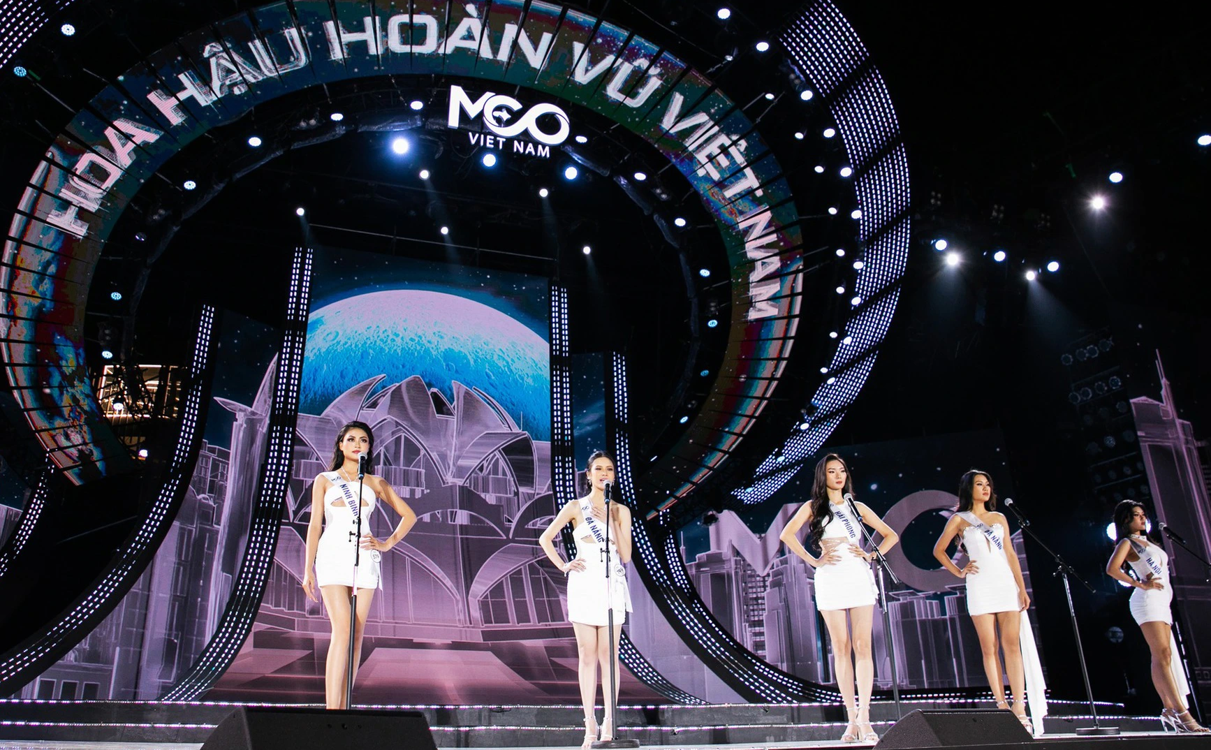 Bán kết Hoa hậu Hoàn vũ Việt Nam 2023: Cao Thị Thiên Trang và 37 thí sinh trình diễn bikini gợi cảm - Ảnh 1.