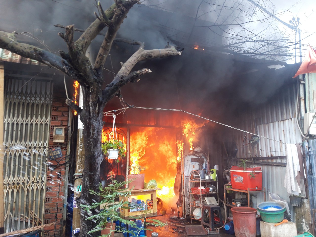 Cháy lớn nhà dân ở TP.HCM khiến một người phụ nữ bị bỏng phải nhập viện cấp cứu - Ảnh 1.