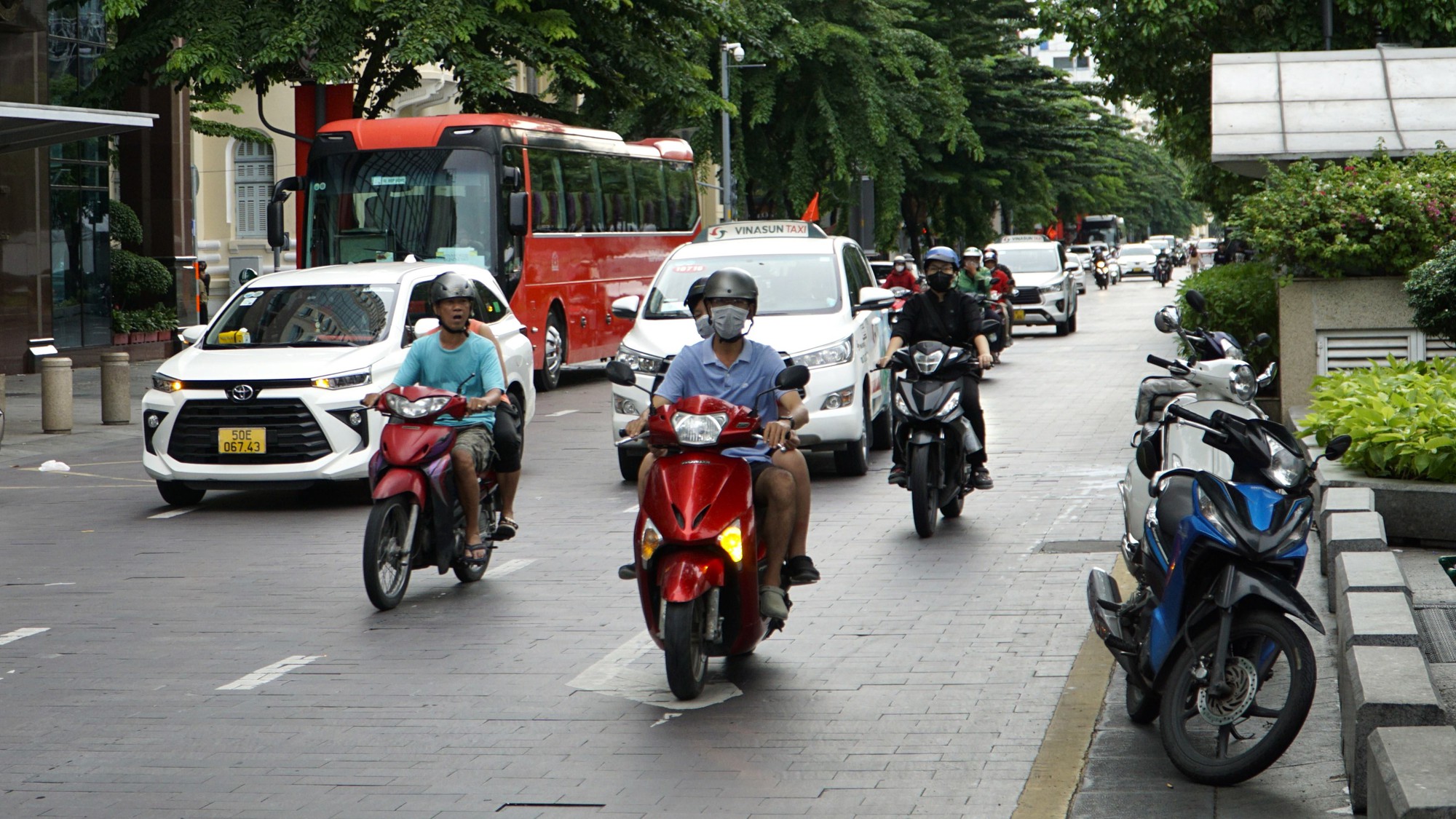 TP.HCM cấm xe trên đường Nguyễn Huệ từ chiều 31/12 để tổ chức chương trình đón chào năm mới 2024 - Ảnh 1.