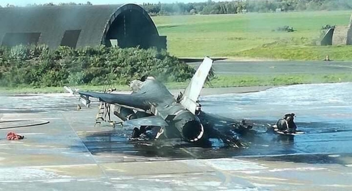 Thực hư bức ảnh 'máy bay F-16 của Ukraine' bị thiêu rụi gần Odessa đang gây sốc trên mạng - Ảnh 1.