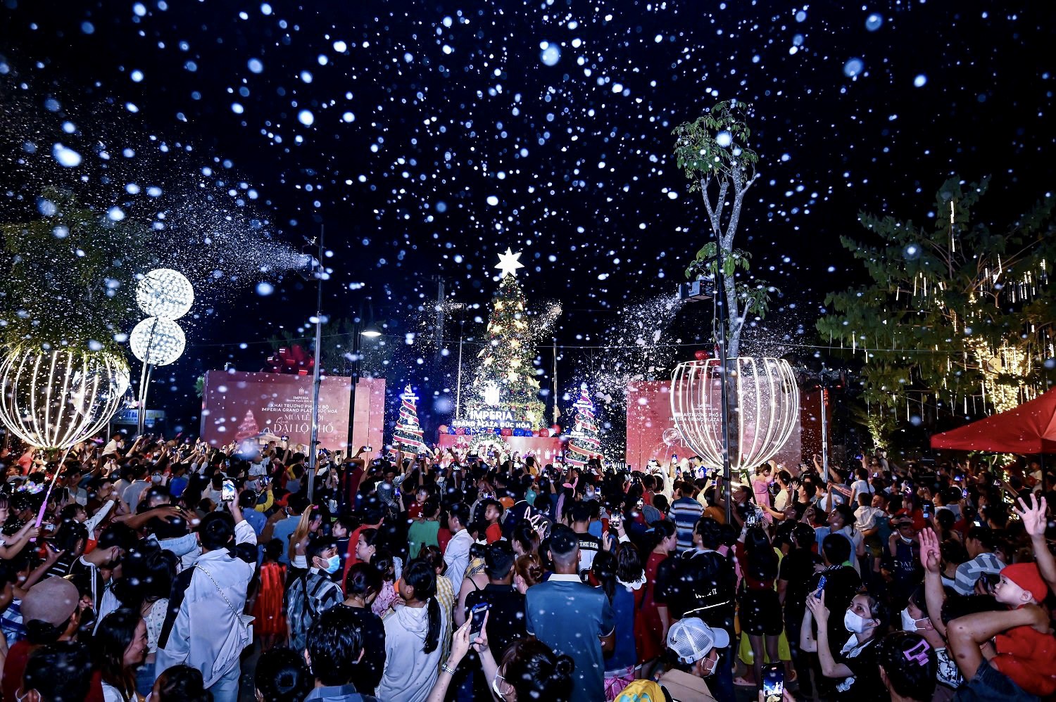 Sắc màu Noel lung linh trong chuỗi sự kiện lễ hội quy mô ở Long An - Ảnh 1.