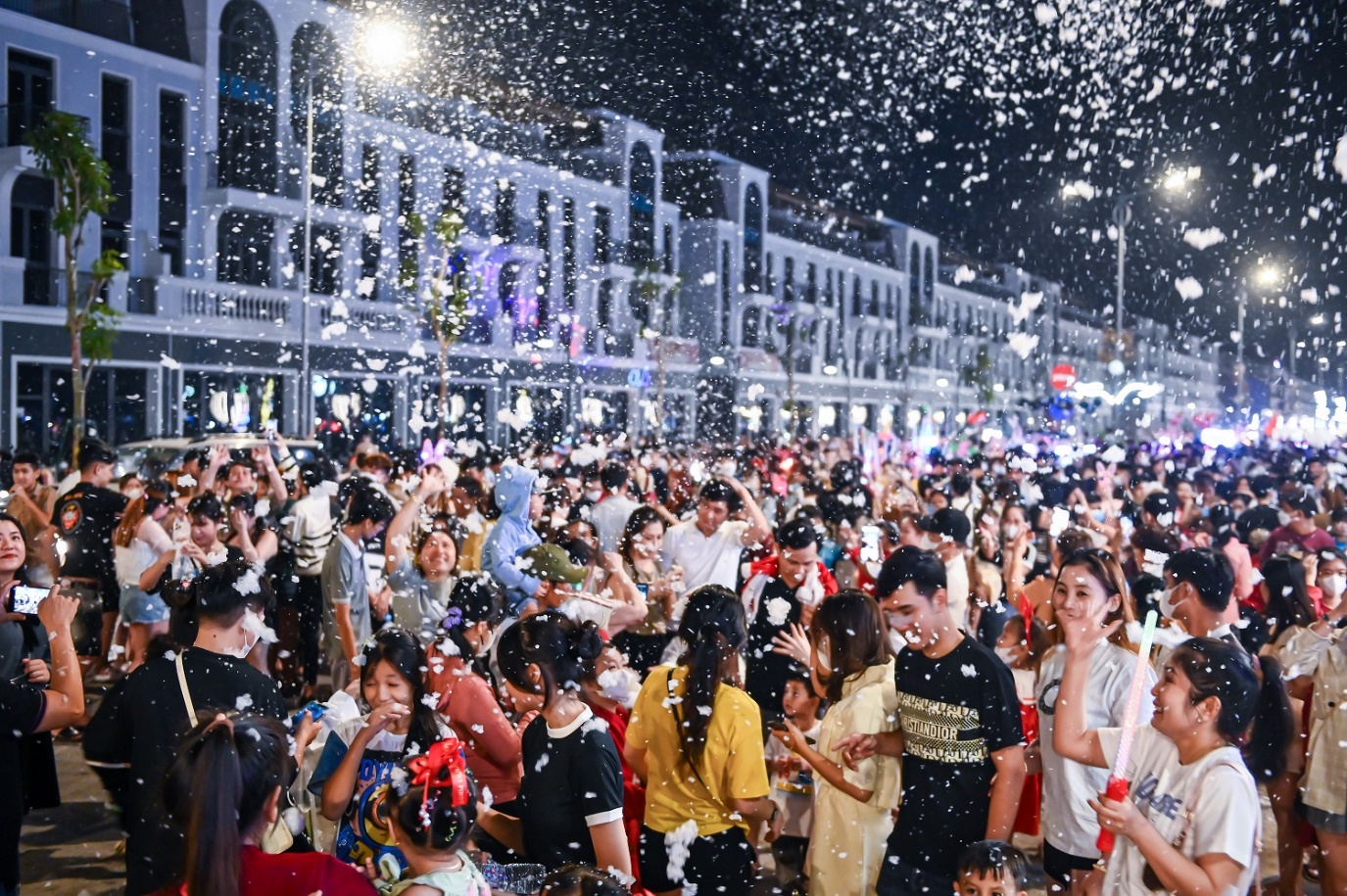 Sắc màu Noel lung linh trong chuỗi sự kiện lễ hội quy mô ở Long An - Ảnh 4.