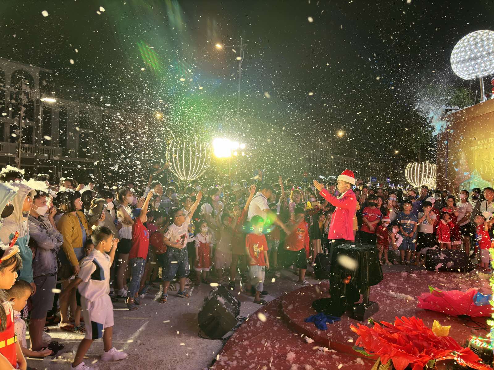 Sắc màu Noel lung linh trong chuỗi sự kiện lễ hội quy mô ở Long An - Ảnh 6.