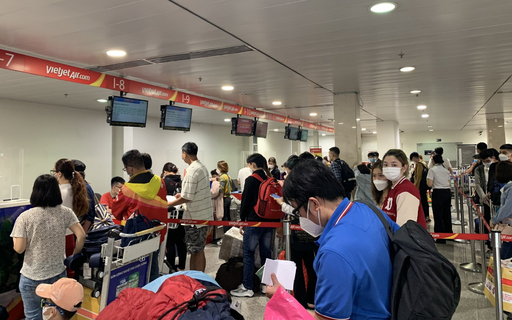 Người dân nên đến sân bay Tân Sơn Nhất trước 2 giờ để làm thủ tục khi đi máy bay Tết