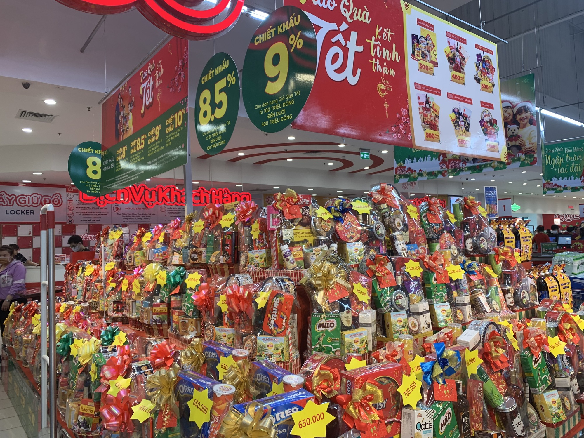 TP.HCM: Giỏ quà Tết giá bình dân được bàn bán sớm tại các siêu thị - Ảnh 3.
