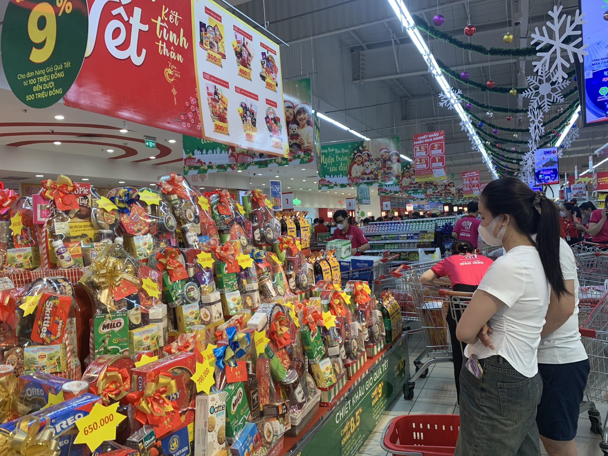 TP.HCM: Giỏ quà Tết giá bình dân được bàn bán sớm tại các siêu thị - Ảnh 4.