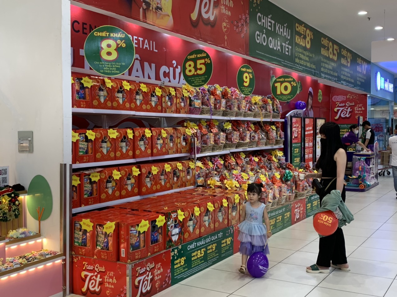 TP.HCM: Giỏ quà Tết giá bình dân được bàn bán sớm tại các siêu thị - Ảnh 1.