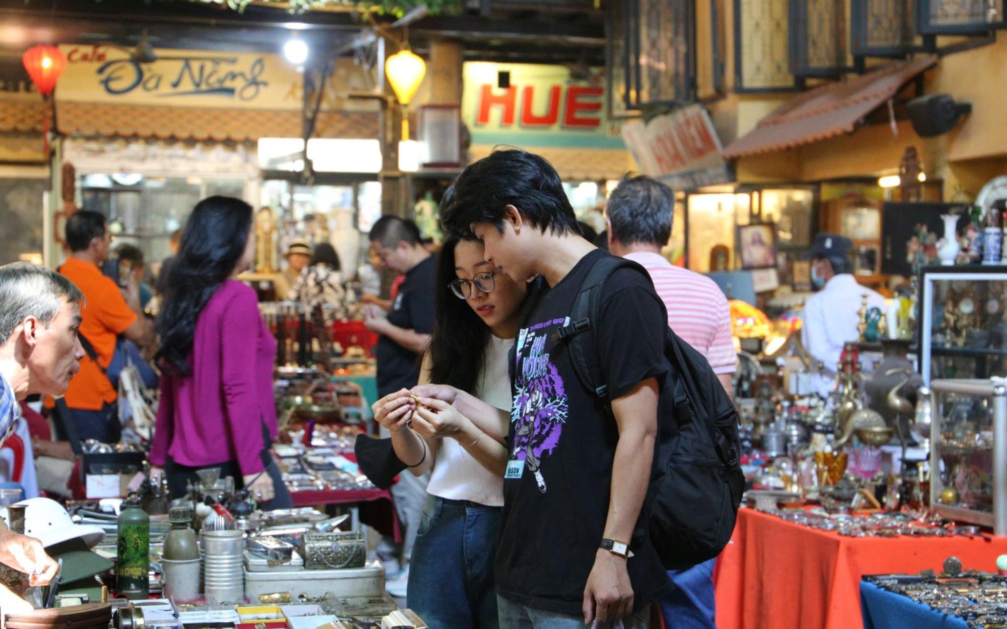 Đi chợ đồ cổ giữa Sài Gòn