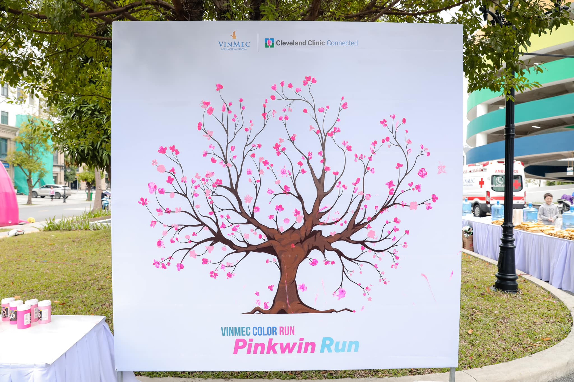 Những bông hoa “handmade” của phái nữ tham gia chiến dịch “nở” rực rỡ trên cây nơ hồng của PinkWin.