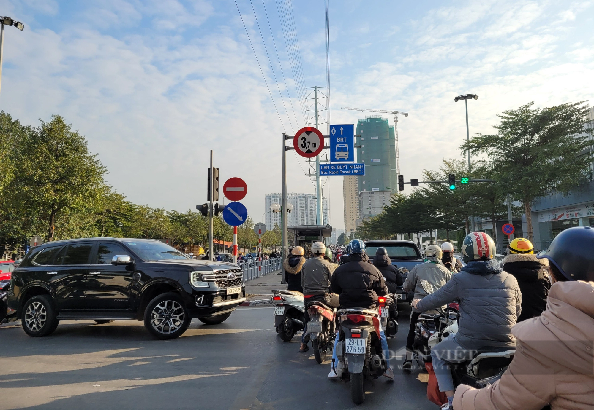 Tuyến buýt nhanh BRT sau khi được đầu tư hơn 8,5 tỉ đồng thay biển báo, kẻ vạch sơn  - Ảnh 2.