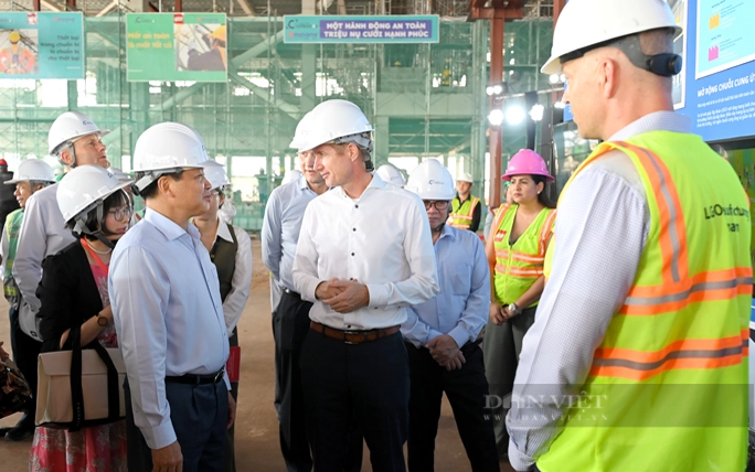 Phó Thủ tướng Chính phủ Lê Minh Khái (trái) tham quan dự án xây dựng nhà máy của Tập đoàn Lego tại Bình Dương. Ảnh: Trần Khánh