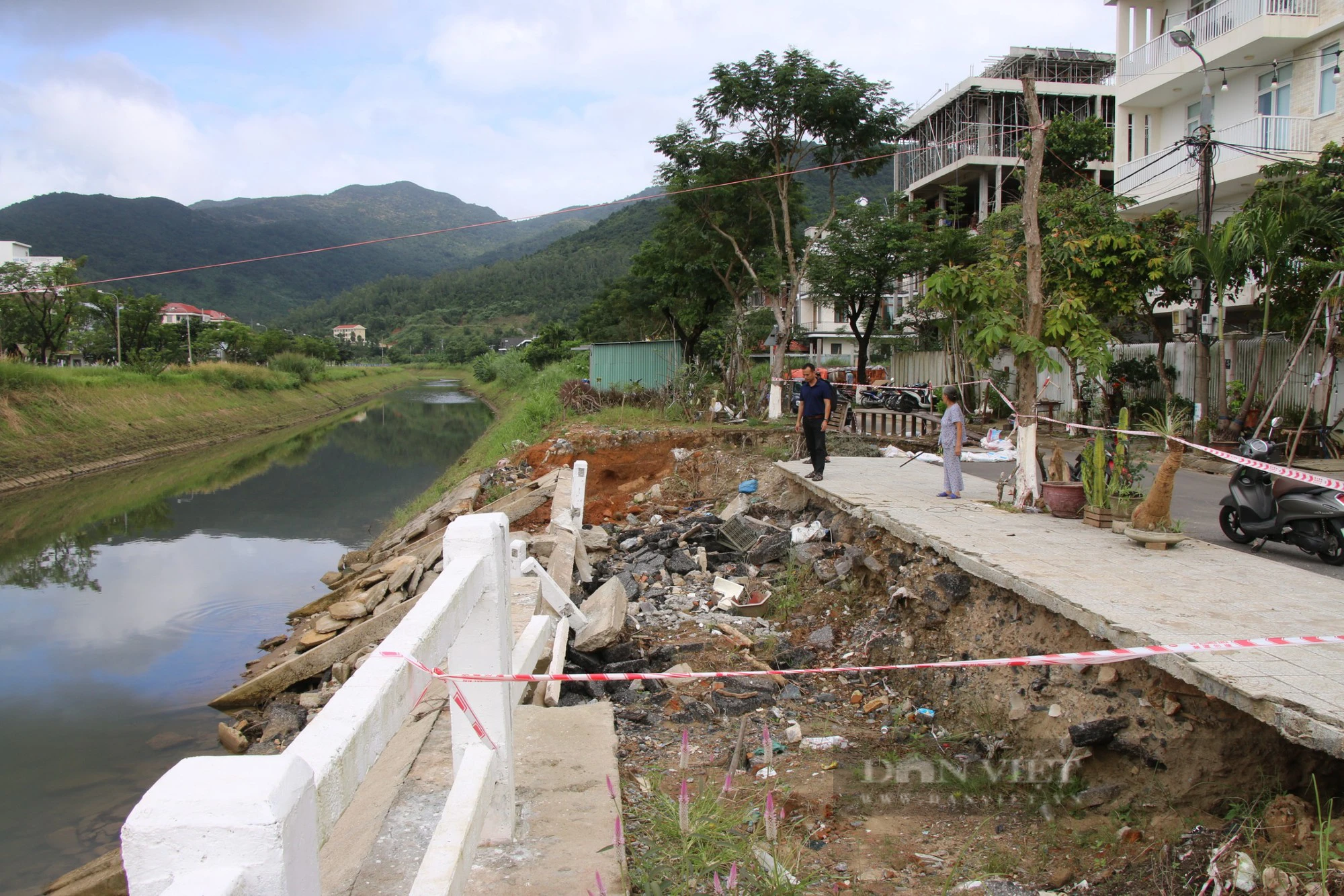 Sạt lở &quot;ngoạm&quot; sâu vào đất liền, uy hiếp nhiều người dân tại Đà Nẵng - Ảnh 1.