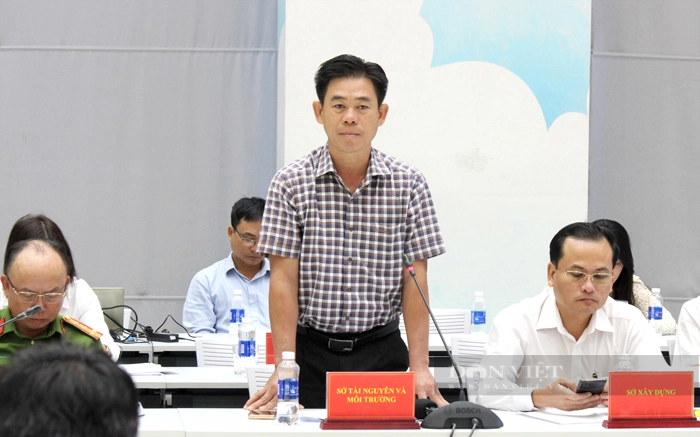 Ông Ngô Thành Mua - Phó Chi cục trưởng Chi cục Bảo vệ môi trường (Sở TNMT) trả lời báo chí về phản ánh ô nhiễm kênh Ba Bò. Ảnh: Trần Khánh