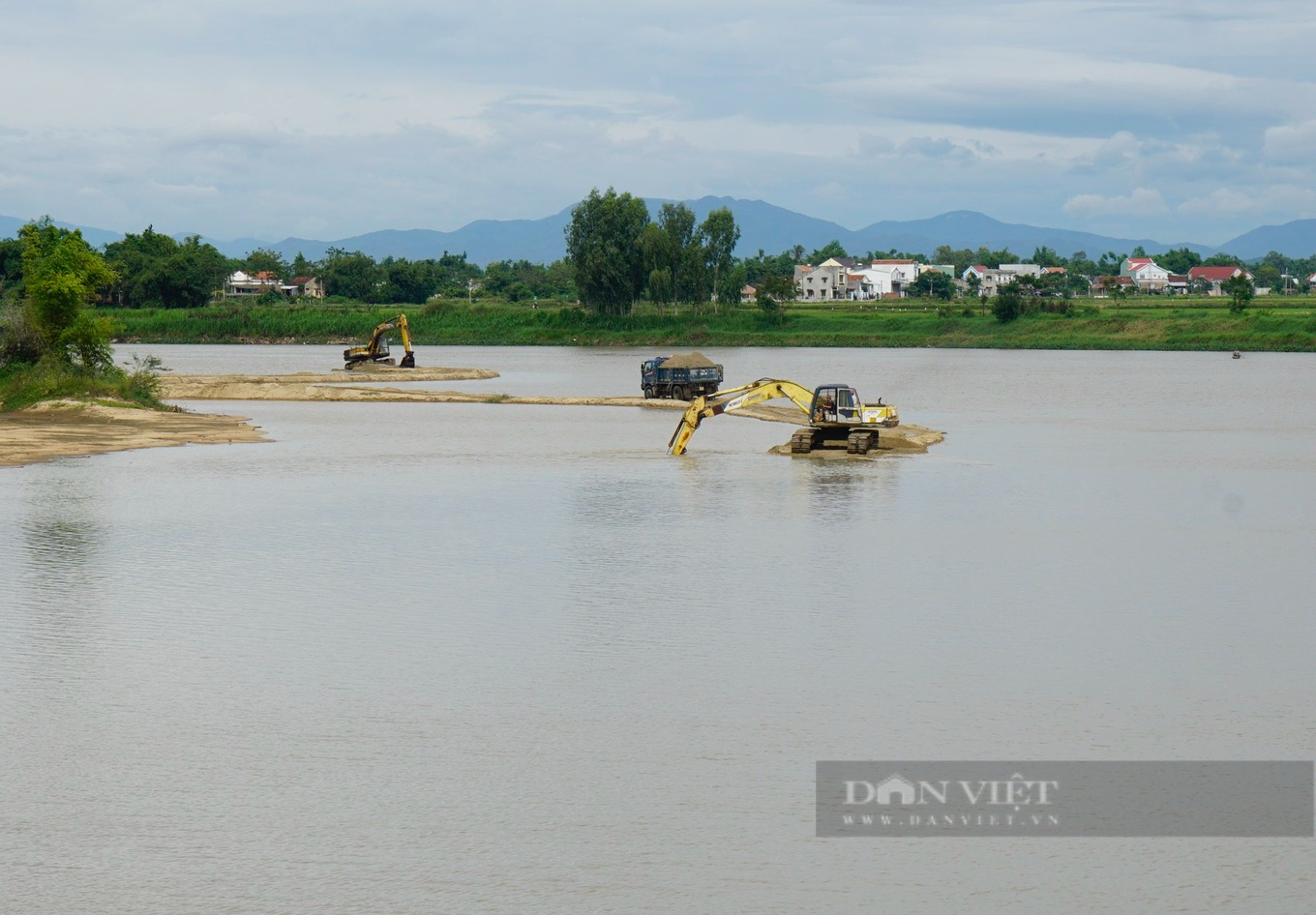 Đang đấu giá 45 mỏ khoáng sản, Phó Giám đốc Sở TNMT tỉnh Bình Định bất ngờ ký công văn đề nghị tạm dừng - Ảnh 1.