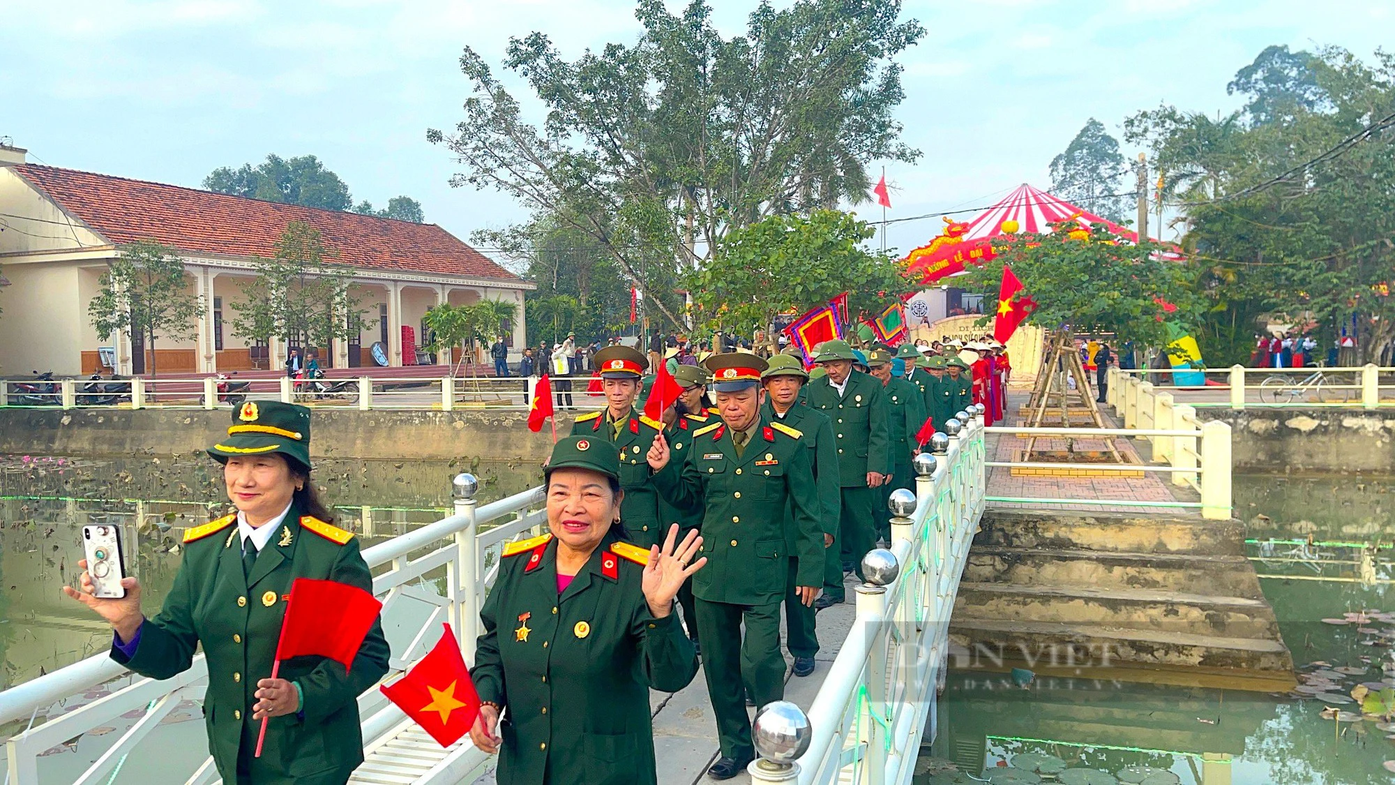 Hàng ngàn người dân phấn khởi tham gia Lễ khánh thành trùng tu Khu di tích lịch sử Quốc gia Đình Mõ - Ảnh 9.