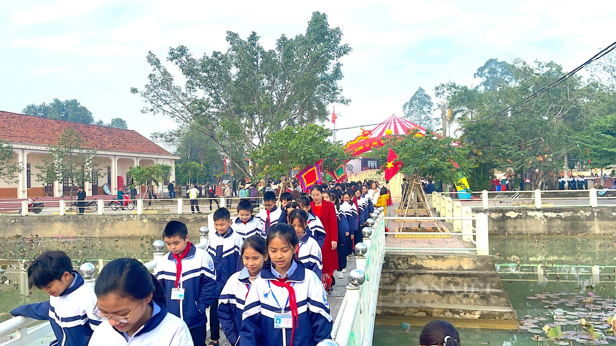 Hàng ngàn người dân phấn khởi tham gia Lễ khánh thành trùng tu Khu di tích lịch sử Quốc gia Đình Mõ - Ảnh 11.