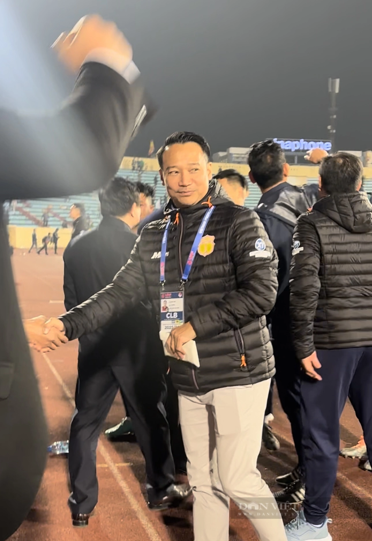 Thắng đậm Viettel FC, HLV Vũ Hồng Việt nhận ngay phong bì - Ảnh 2.