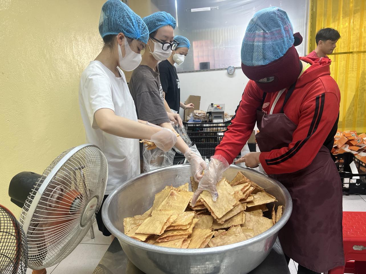 Nghề làm bánh tráng giúp người dân Lạc Lâm có thu nhập nửa triệu mỗi ngày - Ảnh 4.