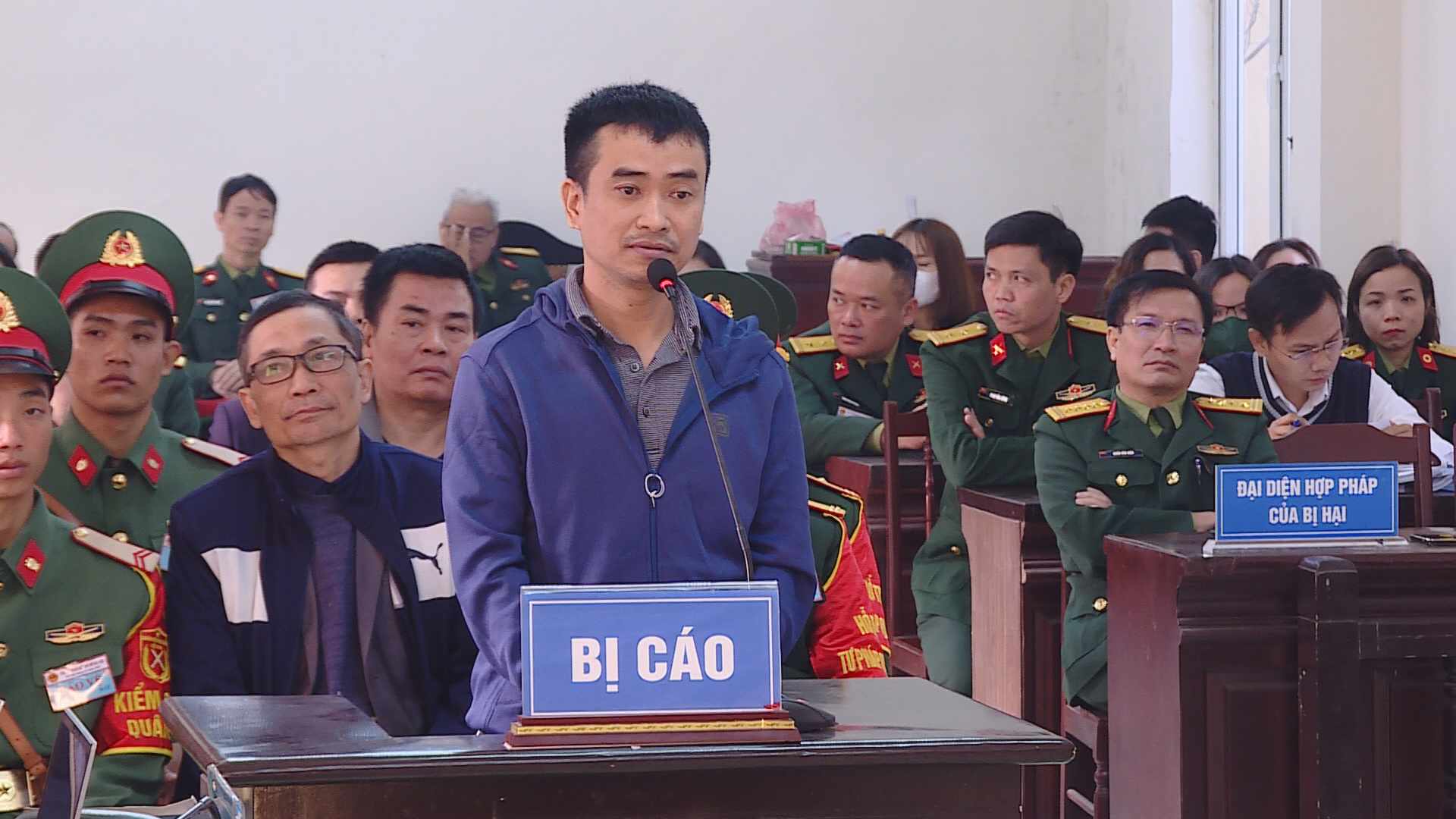 Hình ảnh &quot;lạ&quot; của Chủ tịch Công ty Việt Á Phan Quốc Việt khi hầu tòa quân sự vụ án tại Học viện Quân y - Ảnh 7.