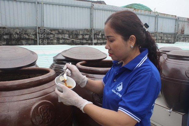 Cận cảnh thứ nước chấm &quot;quốc hồn quốc túy&quot; ở một làng biển nổi tiếng Thanh Hóa - Ảnh 2.