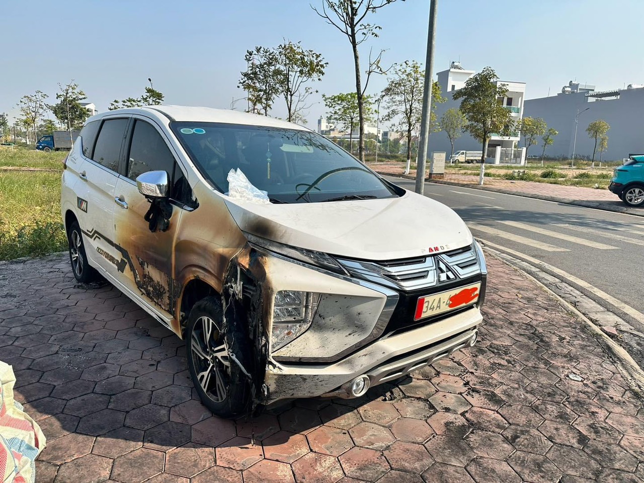 Vụ cháy xe ô tô ở Hải Dương khiến một số ô tô đắt tiền khác bị hư hại  - Ảnh 3.