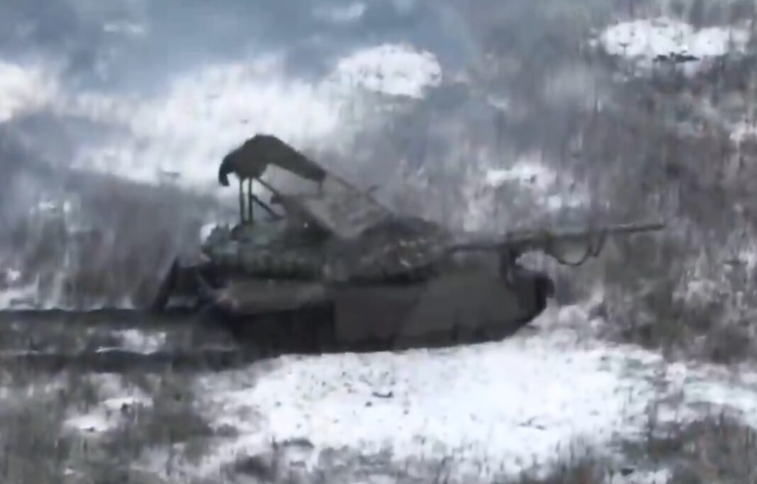 Xe tăng Nga tiên tiến nhất bị máy bay tí hon Ukraine tiêu diệt, kíp lái hốt hoảng 'bỏ của chạy lấy người' - Ảnh 1.
