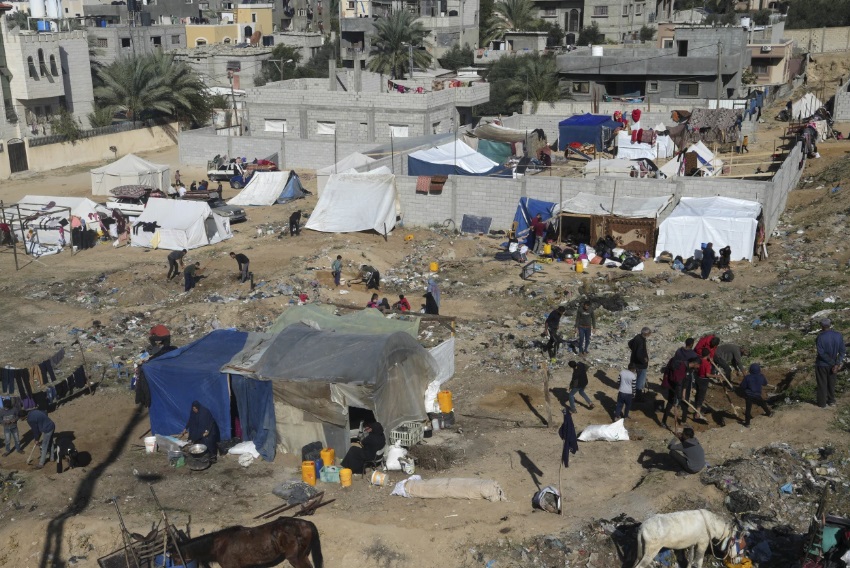 Hàng nghìn gia đình Gaza tháo chạy khi quân đội Israel mở rộng tấn công vào các trại tị nạn - Ảnh 5.