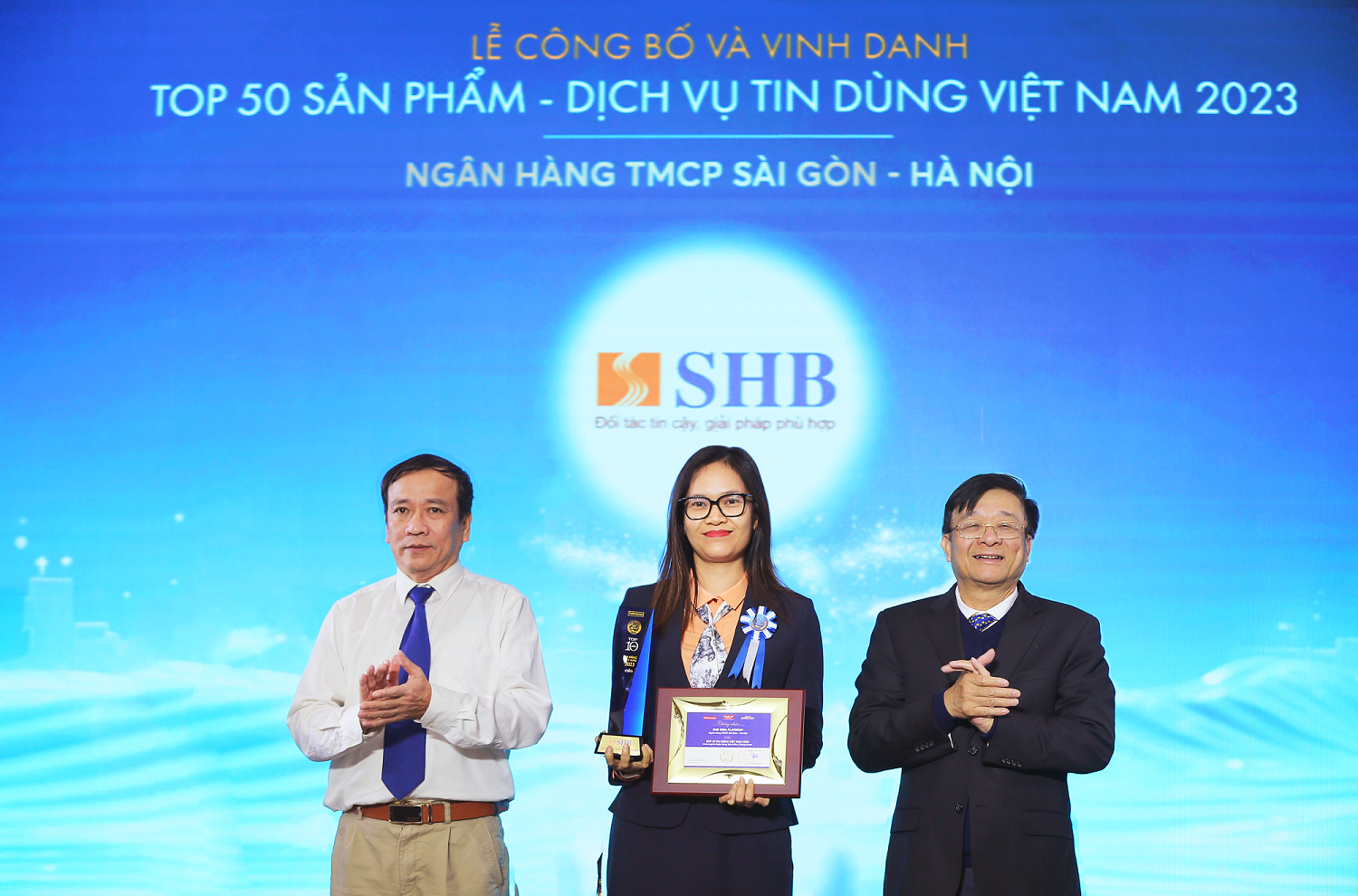 Thẻ tín dụng SHB VISA Platinum được vinh danh Top 50 sản phẩm dịch vụ tin dùng Việt Nam 2023 - Ảnh 1.
