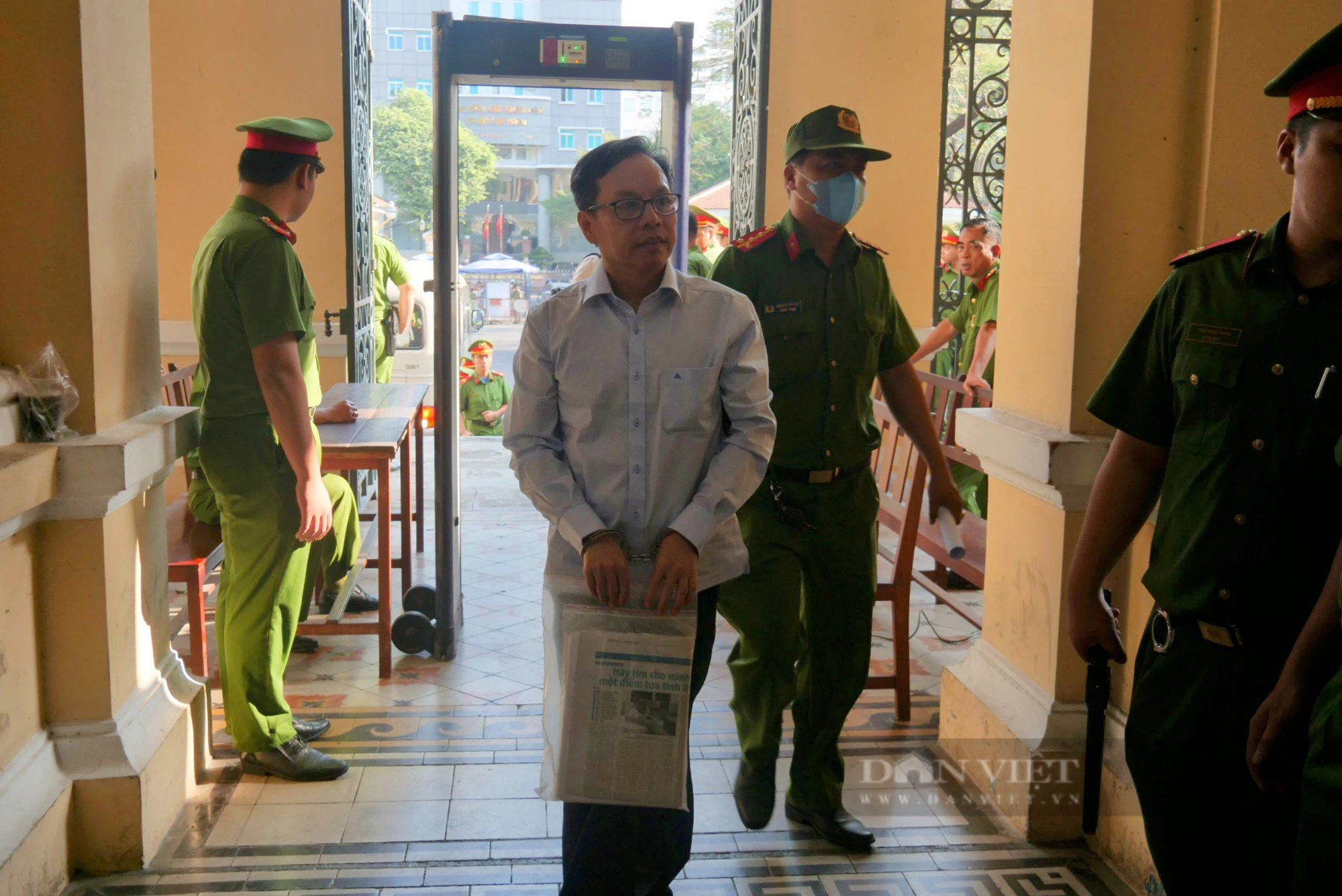 Ngày đầu tiên diễn ra phiên xét xử cựu Chủ tịch Saigon Co.op Diệp Dũng - Ảnh 2.