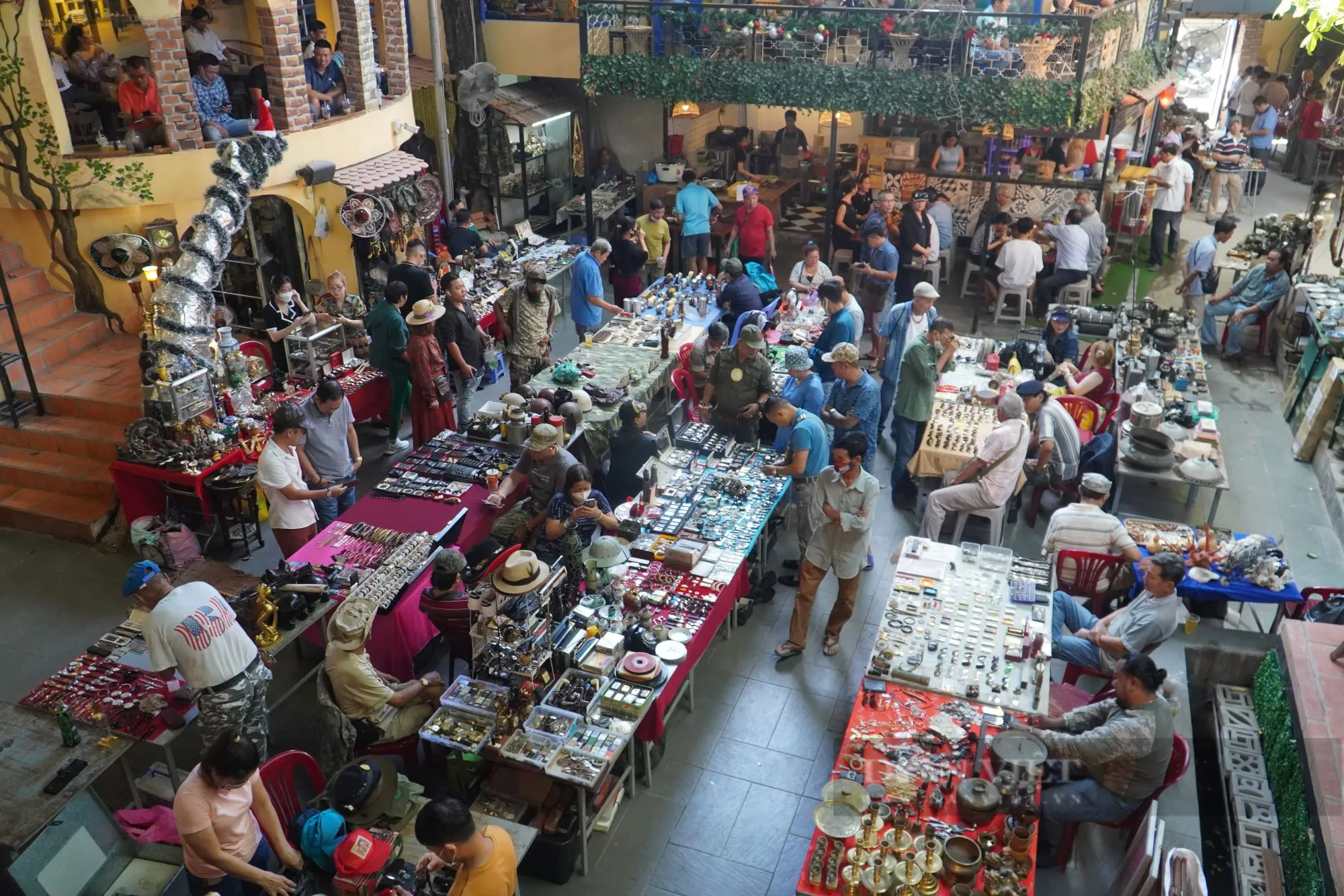 Đi chợ đồ cổ giữa Sài Gòn - Ảnh 1.