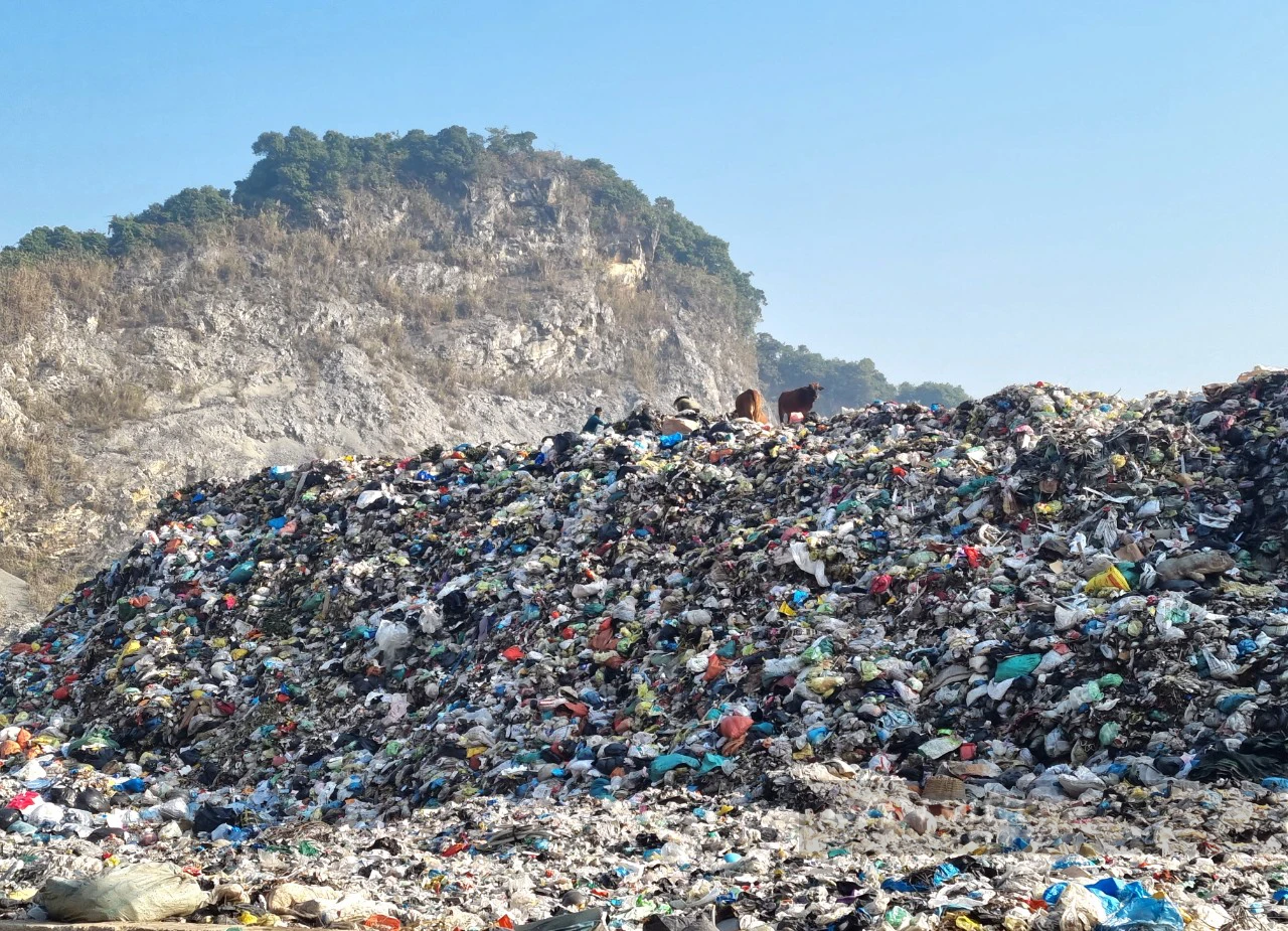 Toàn cảnh ô nhiễm tại bãi rác thung Quèn Khó ở Ninh Bình - Ảnh 2.