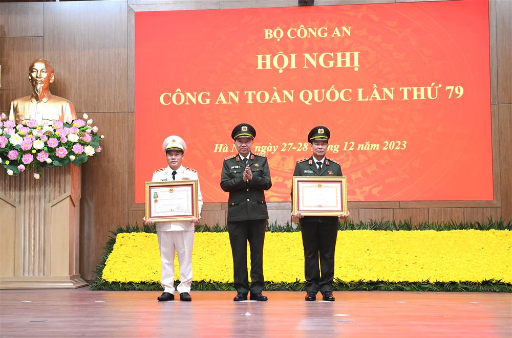 Trung tướng Nguyễn Văn Long, Trung tướng Đường Minh Hưng và nhiều sĩ quan CAND được tặng phần thưởng cao quý - Ảnh 1.
