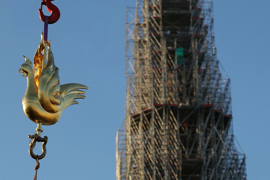 Con gà trống bằng vàng trên đỉnh ngọn tháp nhà thờ Đức Bà - Ảnh 2.