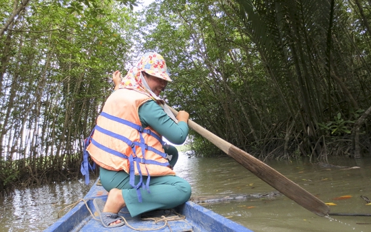 Một cô gái dân tộc Mường quê miền núi Thanh Hóa đang giữ khu rừng ngập mặn nổi tiếng ở TP HCM