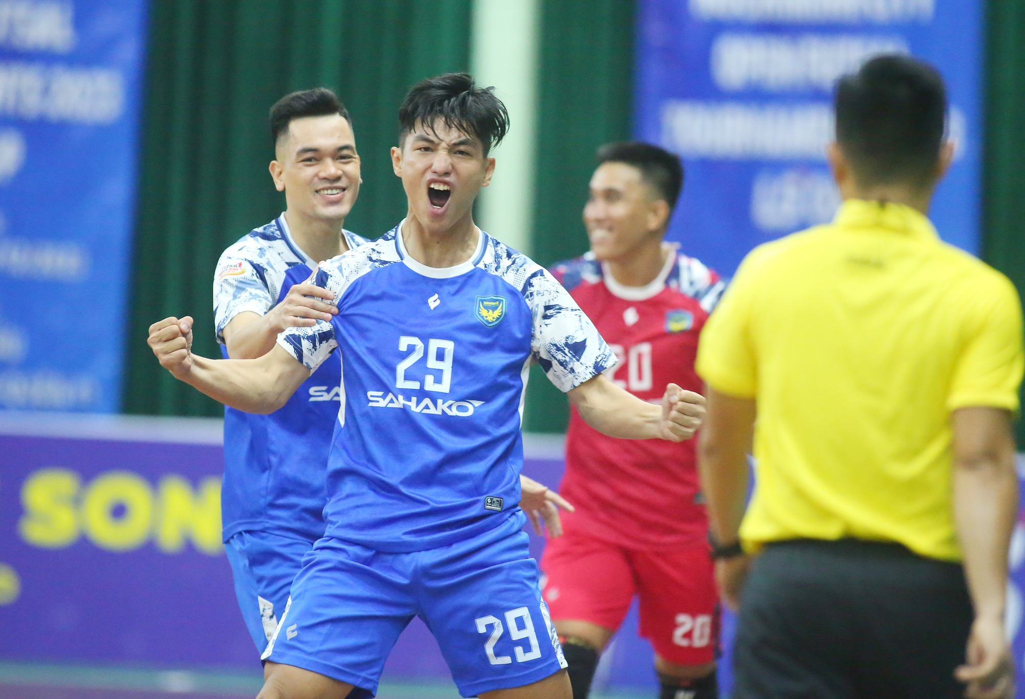 Thái Sơn Nam bất ngờ &quot;ngã ngựa&quot;, Sahako thắng đậm Selangor MAC vào chung kết Giải futsal TP.HCM mở rộng - Ảnh 1.