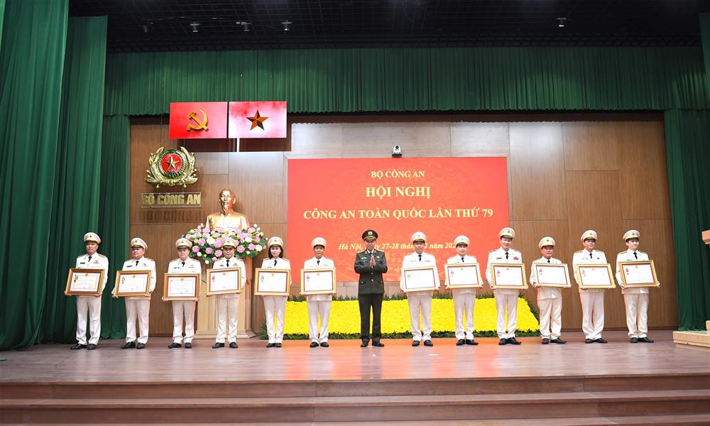 Trung tướng Nguyễn Văn Long, Trung tướng Đường Minh Hưng và nhiều sĩ quan CAND được tặng phần thưởng cao quý - Ảnh 2.
