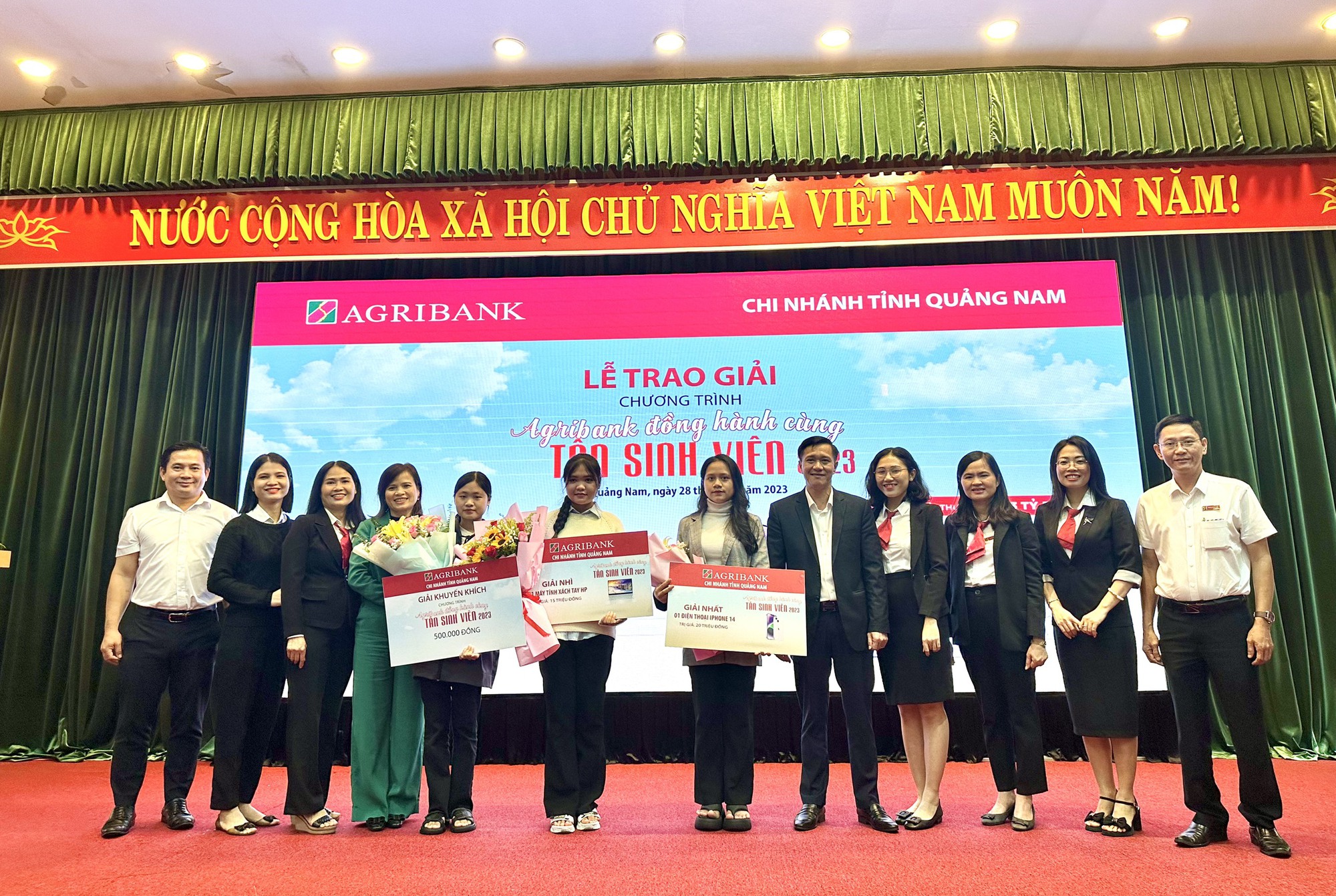 Agribank Quảng Nam trao giải Chương trình khuyến mại “Agribank đồng hành cùng tân sinh viên năm 2023 - Ảnh 1.