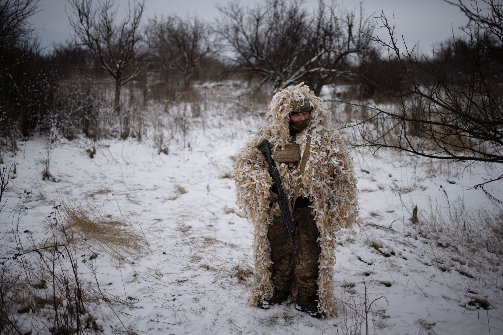 Tuyết phủ trắng nơi giao tranh giữa Ukraine và Nga, binh lính co ro vì giá lạnh - Ảnh 1.