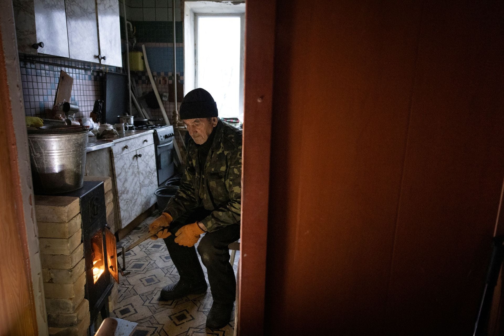 Tuyết phủ trắng nơi giao tranh giữa Ukraine và Nga, binh lính co ro vì giá lạnh - Ảnh 10.