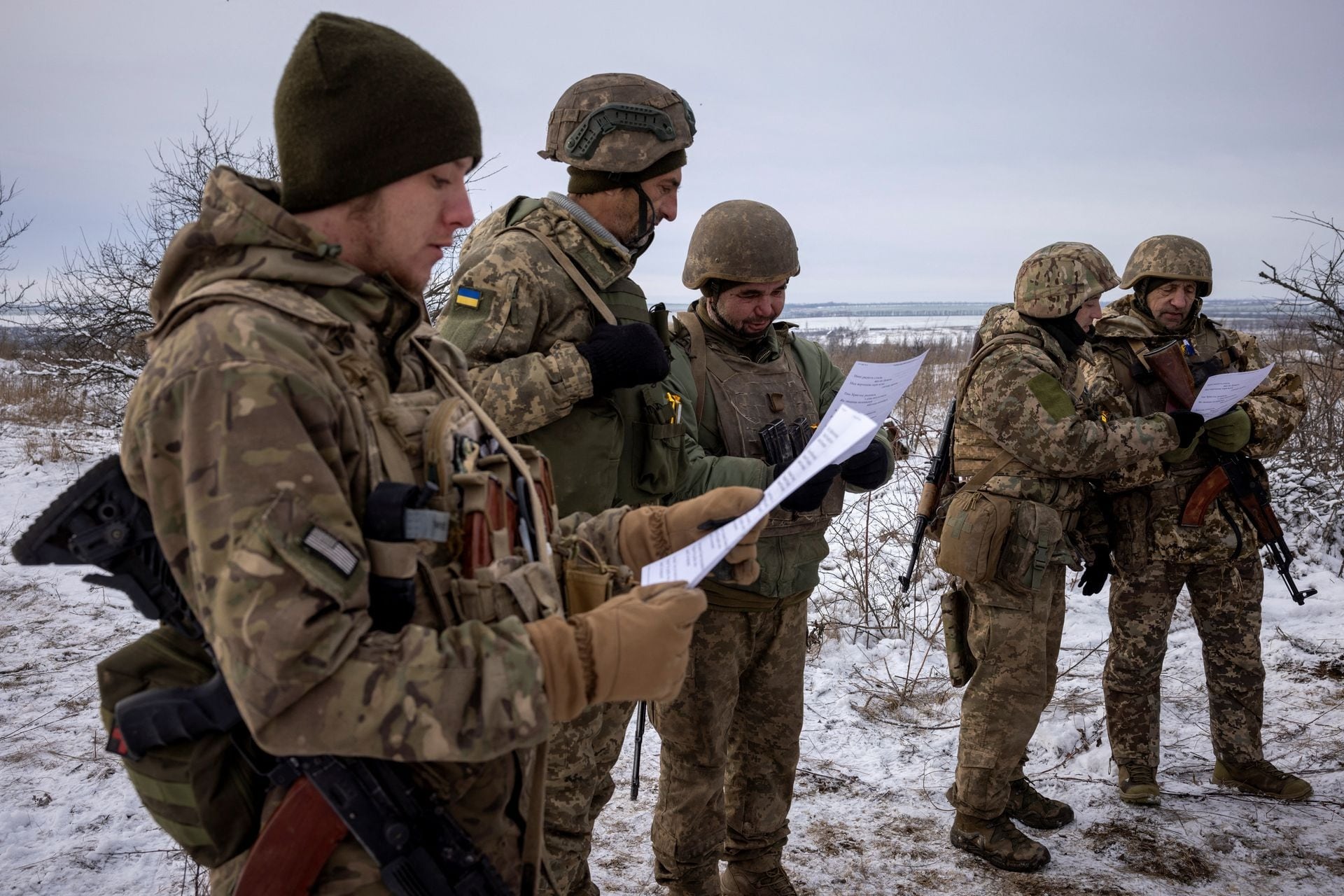 Tuyết phủ trắng nơi giao tranh giữa Ukraine và Nga, binh lính co ro vì giá lạnh - Ảnh 2.