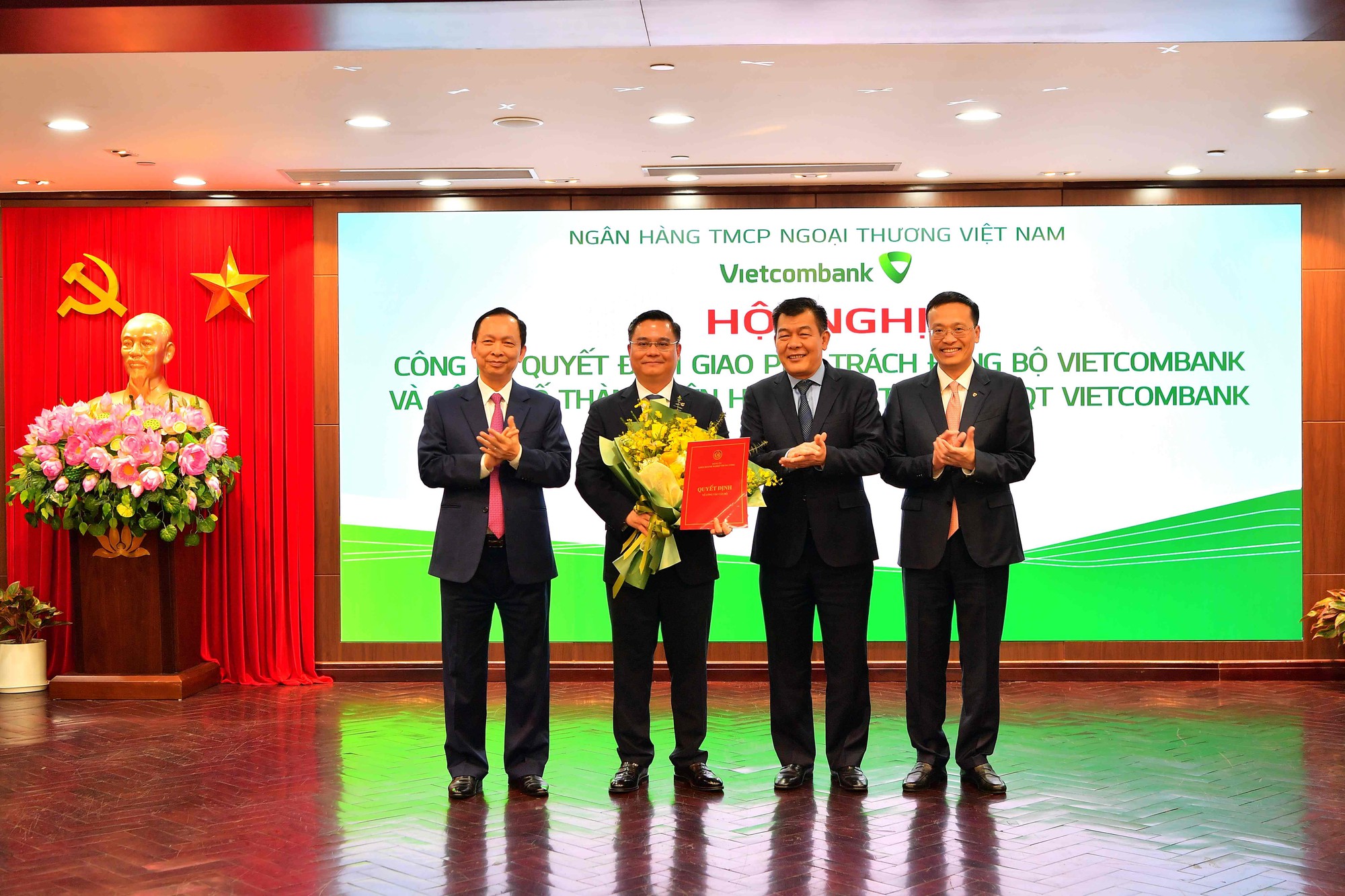 Vietcombank tổ chức hội nghị công bố quyết định giao phụ trách Đảng bộ và thành viên phụ trách Hội đồng quản trị - Ảnh 1.