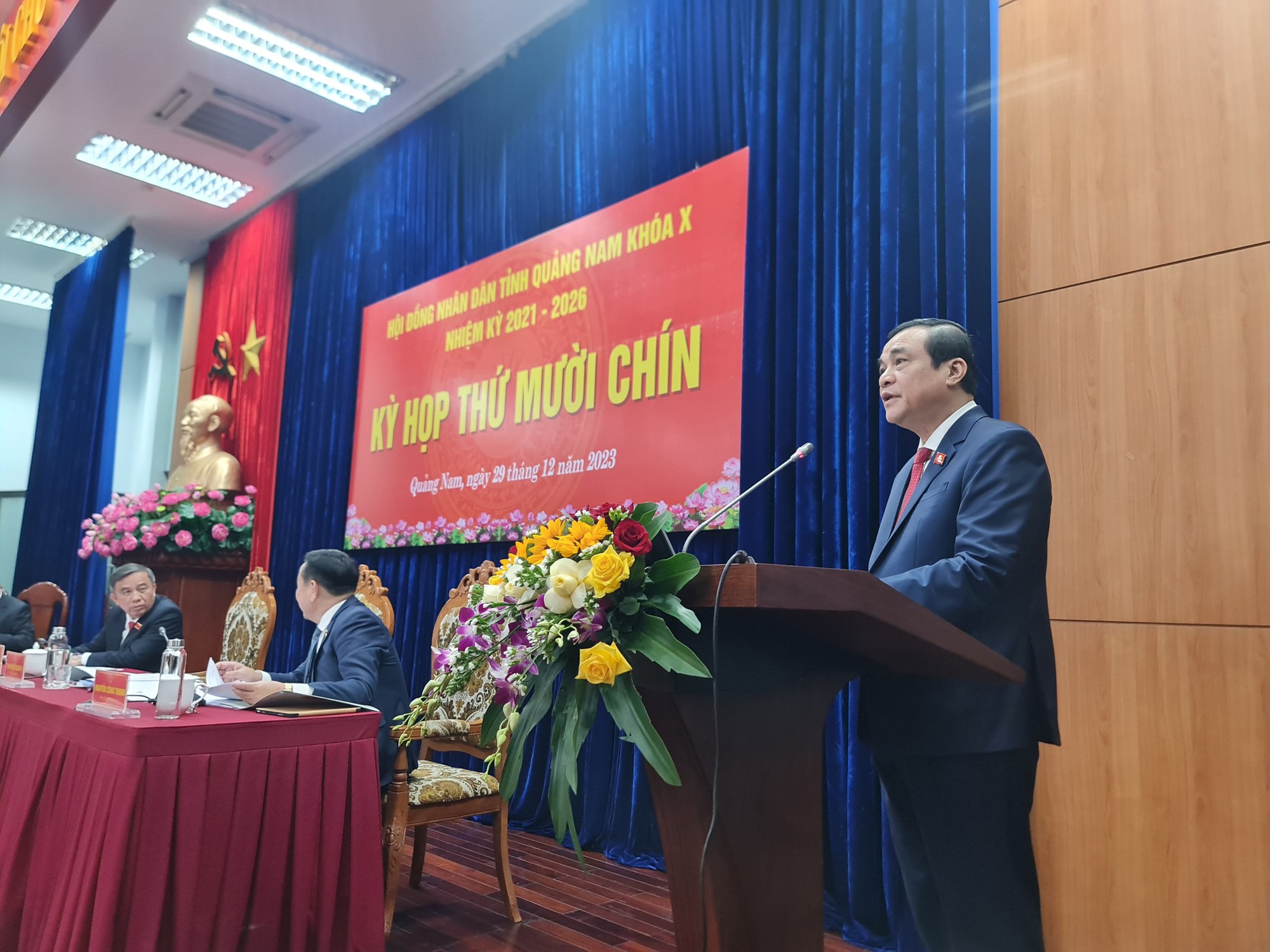 HĐND tỉnh Quảng Nam lấy phiếu tín nhiệm đối với Chủ tịch và các Phó Chủ tịch UBND tỉnh - Ảnh 1.