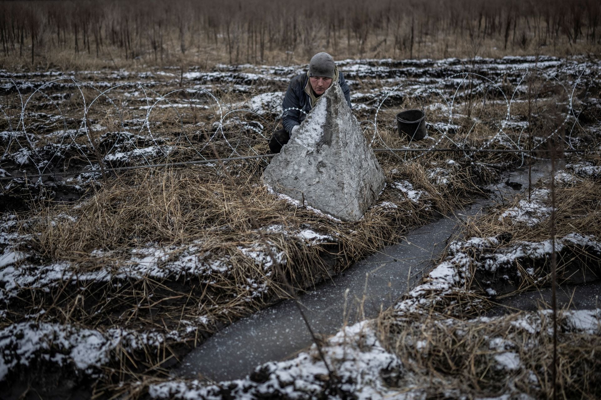 Tuyết phủ trắng nơi giao tranh giữa Ukraine và Nga, binh lính co ro vì giá lạnh - Ảnh 3.