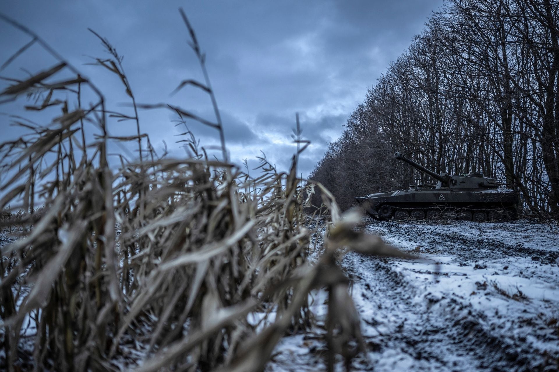 Tuyết phủ trắng nơi giao tranh giữa Ukraine và Nga, binh lính co ro vì giá lạnh - Ảnh 4.